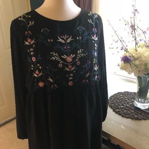 Tunic blouse with embroidery.